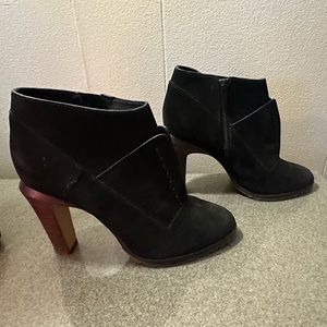 ELIE TAHARI size 37. / US7 Booties. Black Suede zipper Boots.